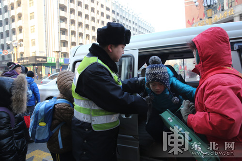 哈爾濱市中小學(xué)開學(xué)首日交警全員上崗 高峰車流增3成