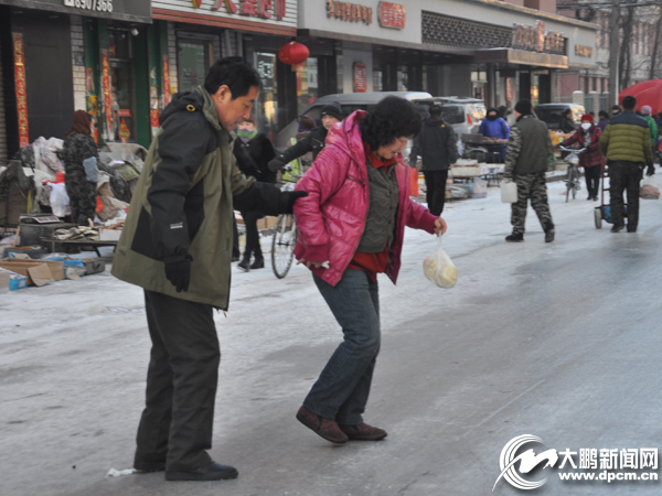 牡丹江市愛民街雪后成“溜光”大道 路人摔倒被攙起