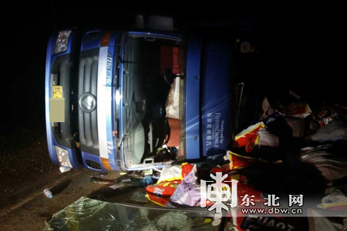 301國(guó)道萬寶鎮(zhèn)路段結(jié)冰 兩輛大貨車接連側(cè)翻（圖）
