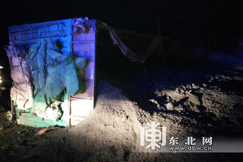 301國(guó)道萬寶鎮(zhèn)路段結(jié)冰 兩輛大貨車接連側(cè)翻（圖）