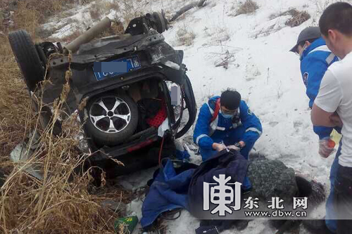 轎車行駛途中側(cè)翻路邊 駕駛員昏迷兩小時(shí)后被發(fā)現(xiàn)