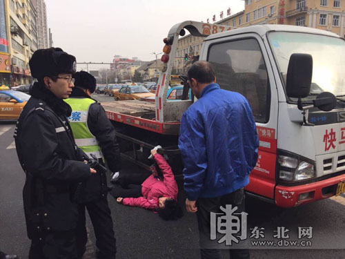 搶險(xiǎn)貨車轉(zhuǎn)彎形成“致命死角” 并行老人險(xiǎn)喪命車輪下