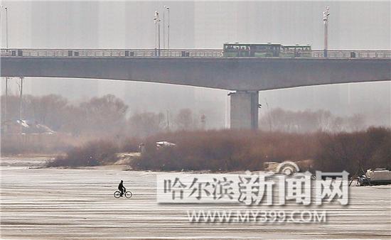松花江冰層加速融化 涉險(xiǎn)過江就是玩命(圖)