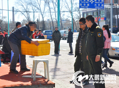 校門口賣盒飯商販很機靈 城管:“我來他就撤，我撤他就上”