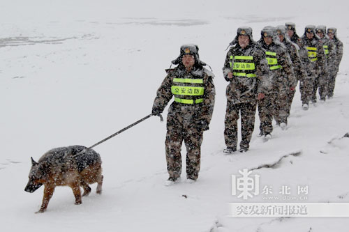 黑龍江伊春公安邊防支隊(duì)民警界江巡邏撿倆迷路