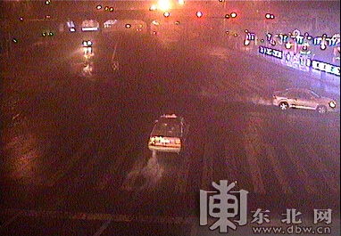 哈爾濱市一女司機駕駛套牌車連續(xù)闖紅燈 交警夜查被抓現行