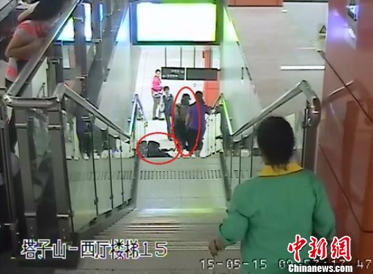 女子乘地鐵拒安檢 將安檢員推下8節(jié)臺階致其暈厥