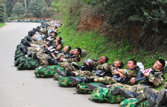 武警湖北總隊(duì)開(kāi)展特戰(zhàn)集訓(xùn)（圖）