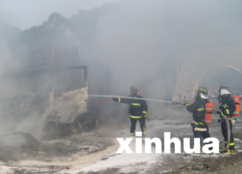 滬渝高速公路湖北恩施段35噸化學(xué)品貨車發(fā)生火災(zāi)