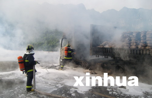 滬渝高速公路湖北恩施段35噸化學(xué)品貨車發(fā)生火災(zāi)
