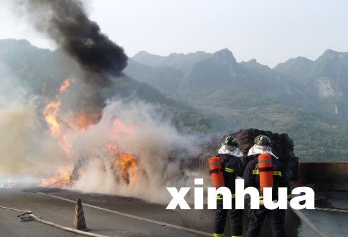 滬渝高速公路湖北恩施段35噸化學(xué)品貨車發(fā)生火災(zāi)