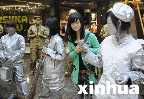 “活體雕塑”展現(xiàn)勞動者風(fēng)采