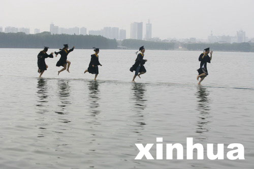 武大學生拍“水上飄”畢業(yè)照