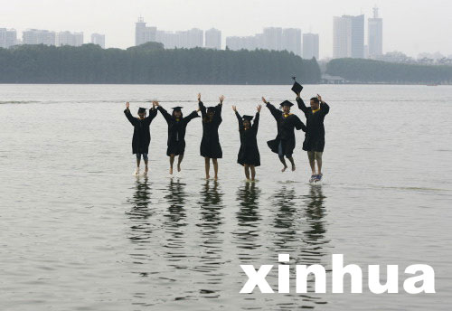 武大學(xué)生拍“水上飄”畢業(yè)照