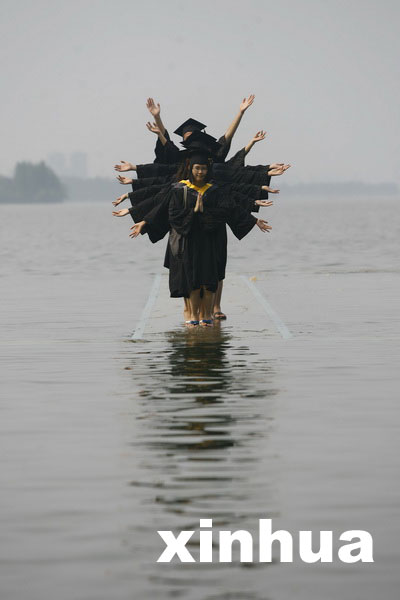 武大學(xué)生拍“水上飄”畢業(yè)照