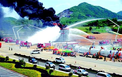 “空地一體”列車翻覆應(yīng)急救援演練在赤壁舉行