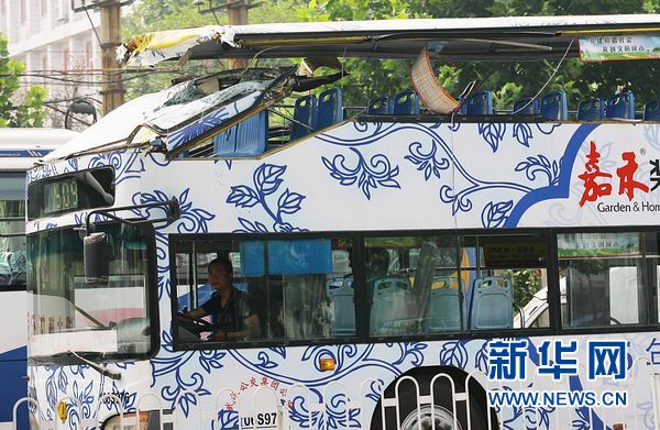 武漢雙層公交撞上限高梁車頂掀開 司機(jī)被拘留