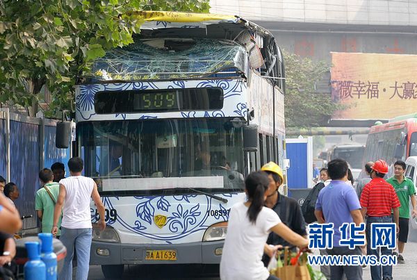 武漢雙層公交撞上限高梁車(chē)頂掀開(kāi) 司機(jī)被拘留