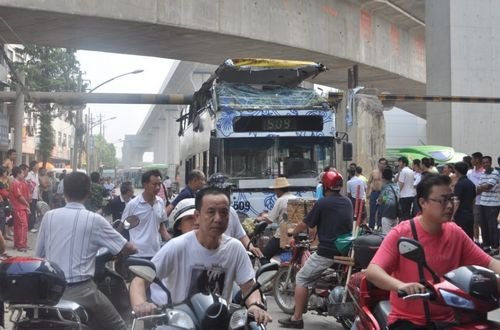 武漢雙層公交撞上限高梁車頂掀開(kāi) 司機(jī)被拘留