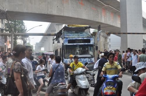武漢雙層公交撞上限高梁車頂掀開(kāi) 司機(jī)被拘留