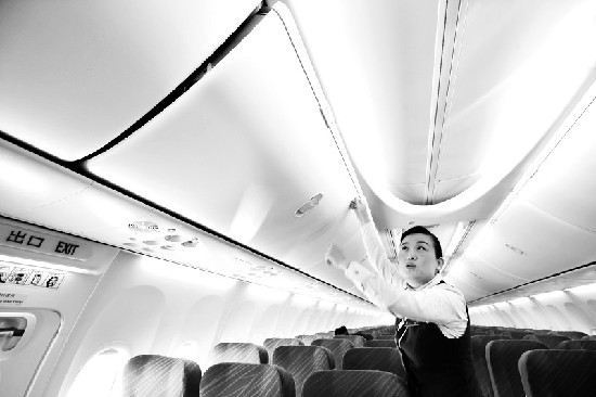 首架“天空內(nèi)飾”波音機(jī)落戶湖北 艙內(nèi)燈光夢(mèng)幻