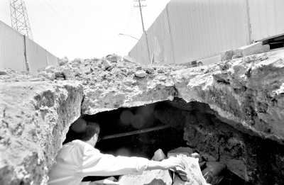 白玉路突現(xiàn)10平米大坑 原因或為水管漏水掏空土層