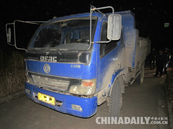 貨車后欄板敞開秒變傷人利器 摩托車司機(jī)不幸撞上身亡