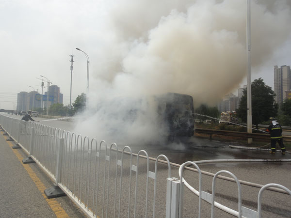 大客車行駛中起火 節(jié)日客運安全敲警鐘