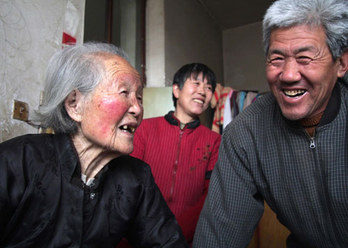 董玉發(fā)20年盡心贍養(yǎng)前妻養(yǎng)母 鄉(xiāng)親們熱烈贊揚(yáng)