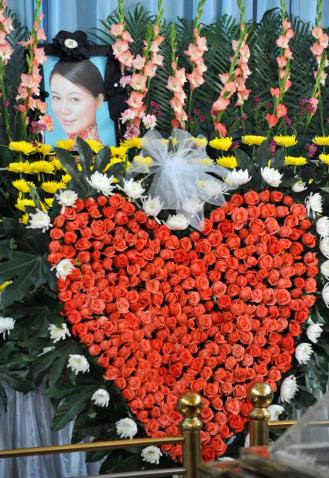 湖北最美80后花季女兒“經(jīng)得起老爸一拜”