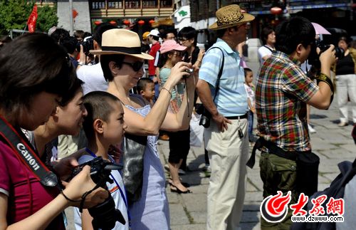 “黨旗漫卷中國(guó)紅”啟程 180天走進(jìn)56個(gè)民族家庭