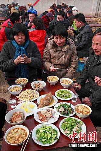 河南濮陽(yáng)萬(wàn)人同吃一鍋飯 共祭始祖舜帝（圖）