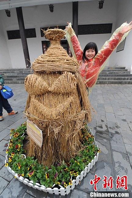 長沙舉辦稻草人藝術(shù)節(jié) 千款創(chuàng)意稻草人亮相