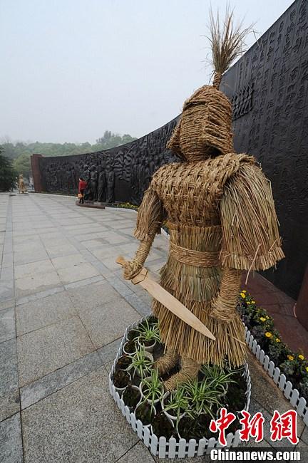 長(zhǎng)沙舉辦稻草人藝術(shù)節(jié) 千款創(chuàng)意稻草人亮相