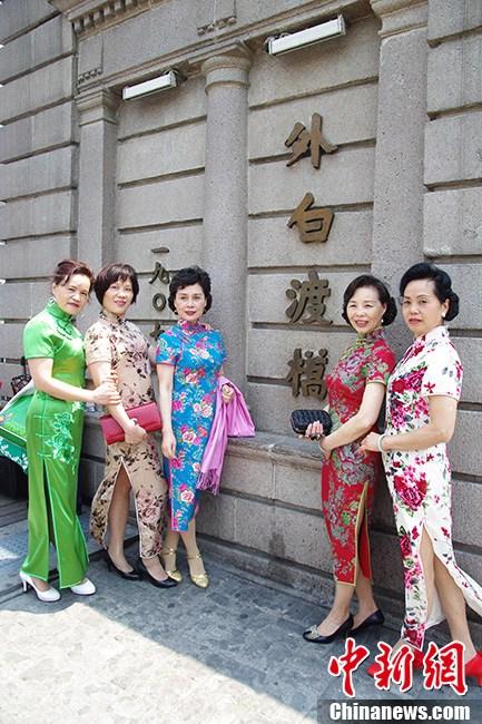 上海街頭中老年旗袍秀 風韻猶存不減當年