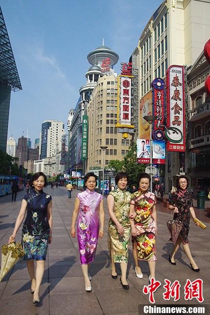 上海街頭中老年旗袍秀 風(fēng)韻猶存不減當(dāng)年