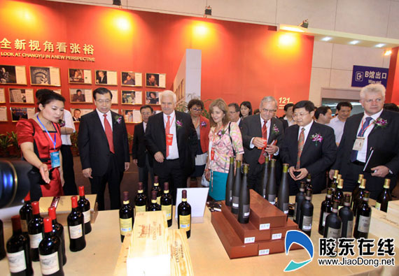 第七屆煙臺(tái)國(guó)際葡萄酒會(huì)開(kāi)幕 世界目光聚焦港城