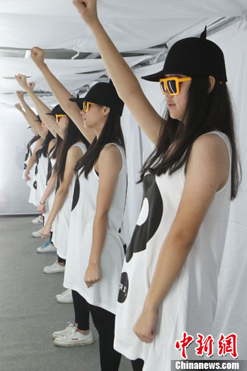 深圳服裝服飾交易會(huì)開幕 現(xiàn)場上演面具美女秀