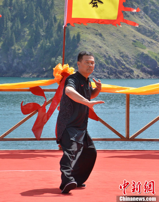 天山武林大會(huì)表演不“對(duì)打” 觀眾失望：似老人晨練