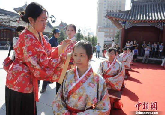 長(zhǎng)春“90后”參加仿古成人禮 男子加冠女子加笄