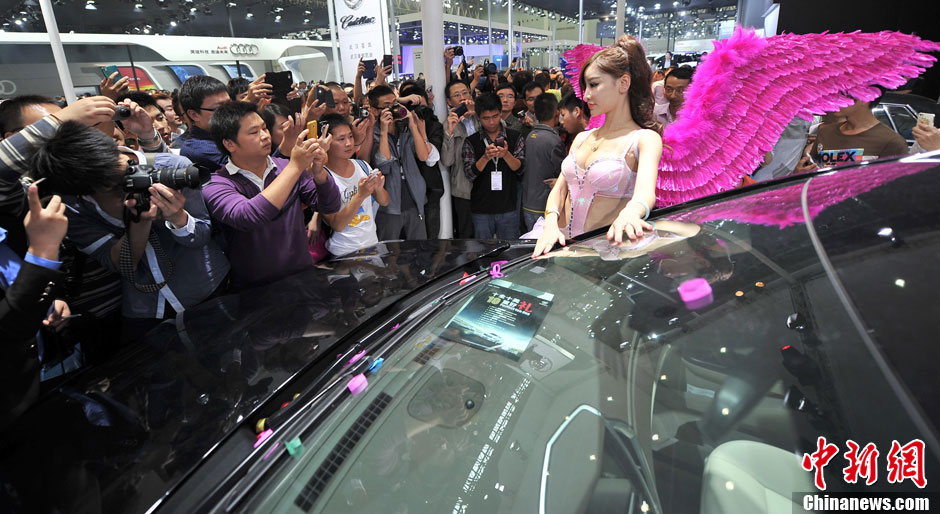 熱辣美模助陣武漢國際車展 性感上演時尚內(nèi)衣秀