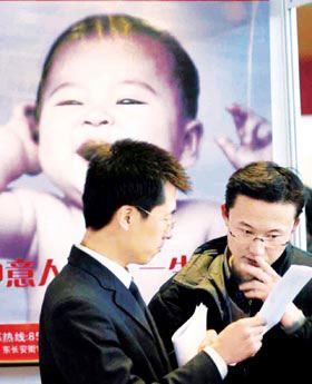 各行業(yè)年終獎盤點:有的發(fā)奔馳車 有的發(fā)衛(wèi)生巾
