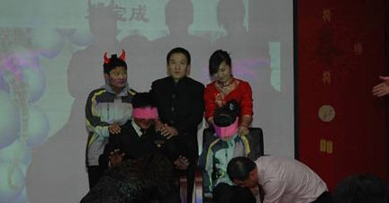 各行業(yè)年終獎盤點:有的發(fā)奔馳車 有的發(fā)衛(wèi)生巾