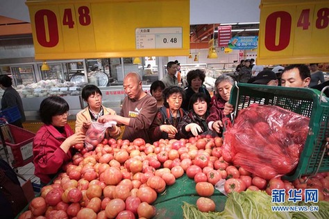 全國各地農(nóng)超對接救助“賣難”菜農(nóng)