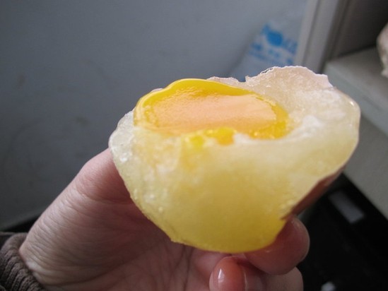 山東現(xiàn)“橡皮雞蛋”煮熟蛋黃能彈起20厘米(圖)
