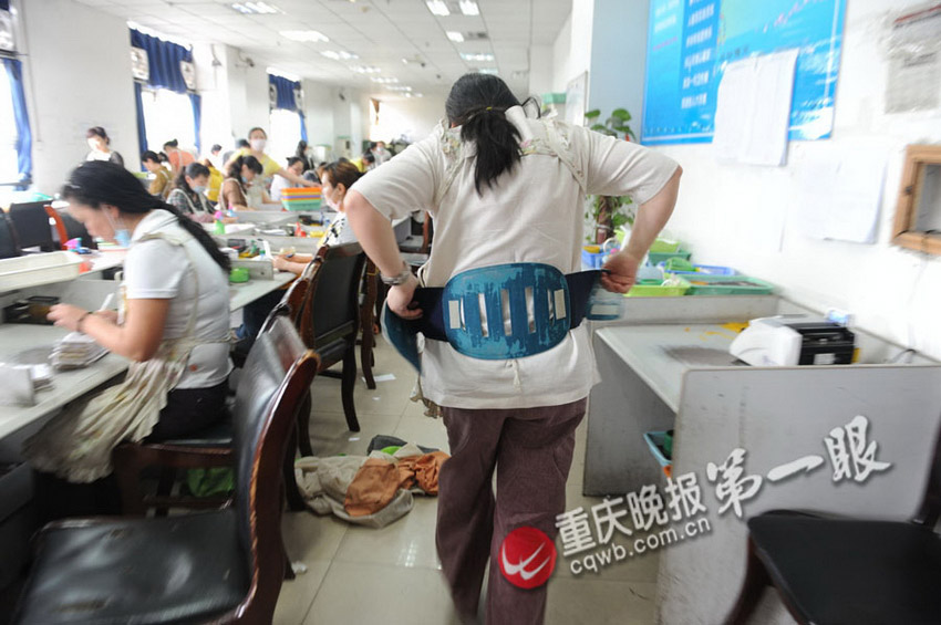 揭秘重慶點(diǎn)鈔女工的神秘生活 每天點(diǎn)鈔1.25噸