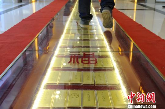 金價大跌后現(xiàn)企穩(wěn)跡象 業(yè)內(nèi)預(yù)測仍有下跌空間