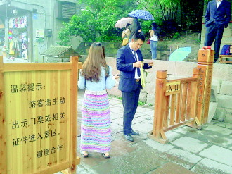 鳳凰古城門票新政實(shí)施兩月 客棧為攬客傳授逃票秘笈