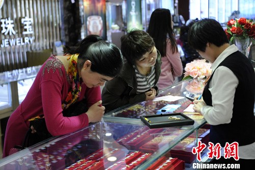 黃金股領(lǐng)跌兩市 網(wǎng)友呼喊中國(guó)大媽快來(lái)抄底