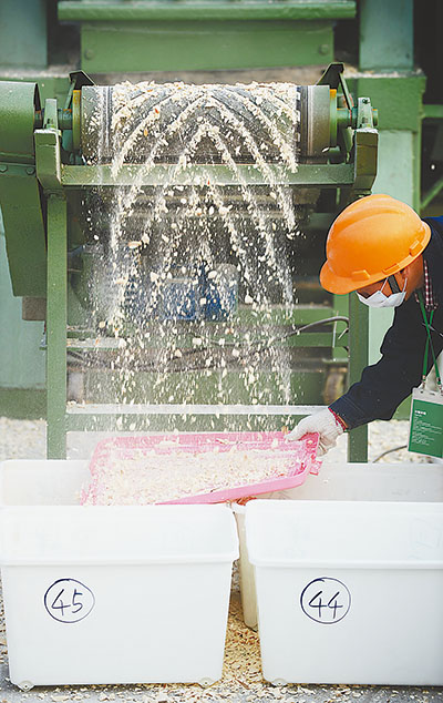 我國(guó)首次公開(kāi)銷(xiāo)毀6.1噸查沒(méi)象牙 銷(xiāo)毀是國(guó)際慣例
